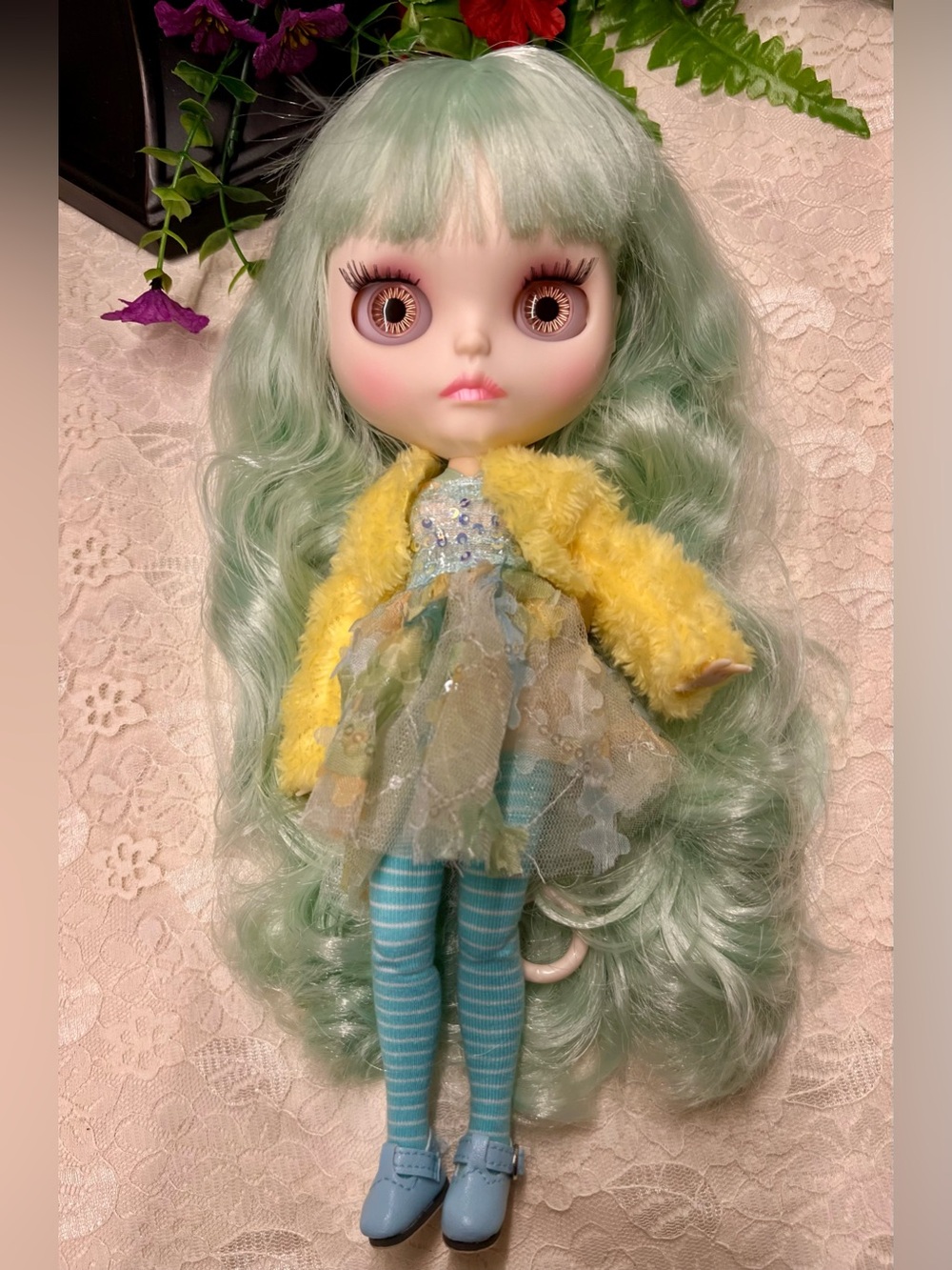 Customized Blythe Doll, Lime Green Hair, 12”, 30 cm, 1/6 scale, and Accessories - Picture 6 of 16